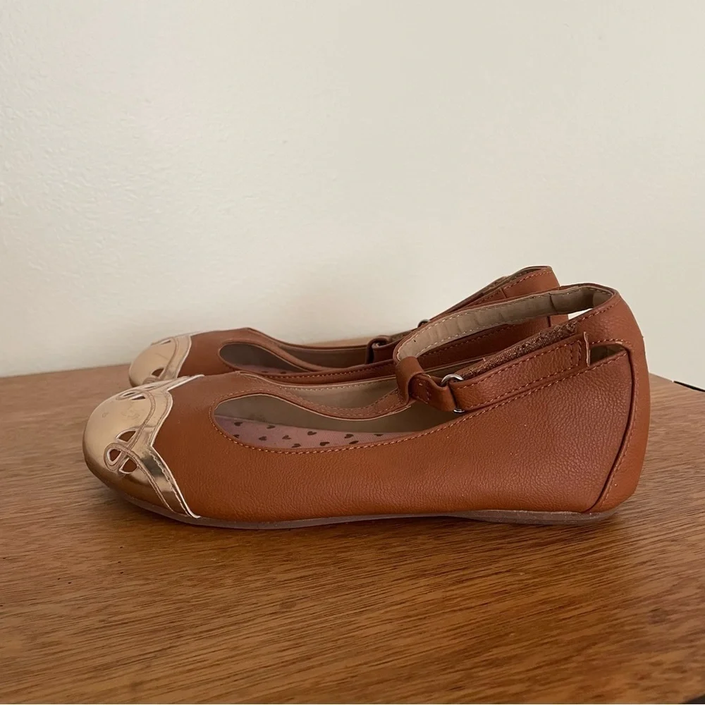 Hanna Andersson Kids Shoes in Tan and Gold
